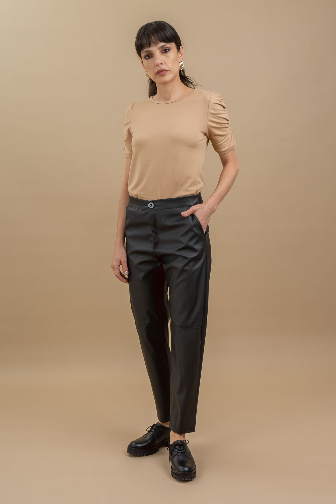 Pantalón de cuerina con cierre recortes y bolsillos
