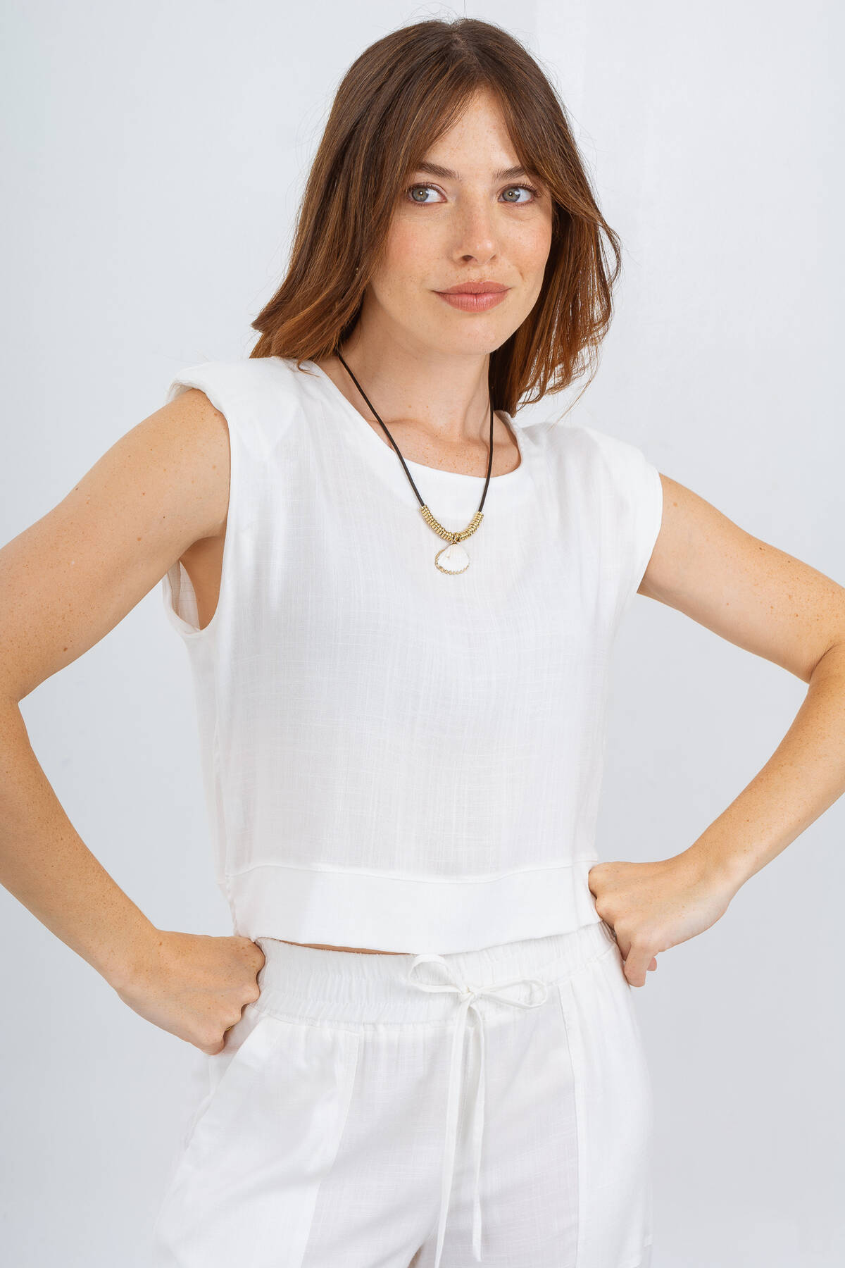 Musculosa de lino cuadrada con hombreras y tajos