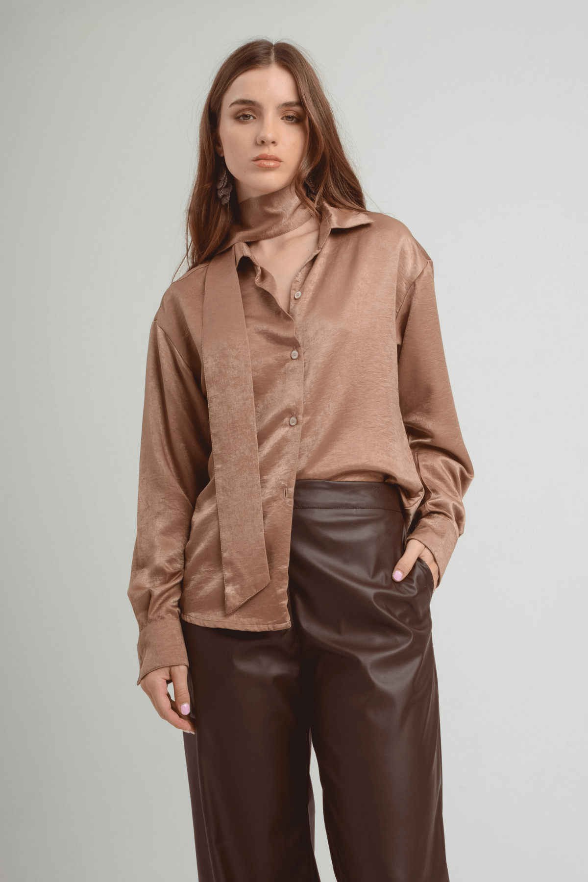 Camisa de satén con hombros caídos lazo accesorio y puños