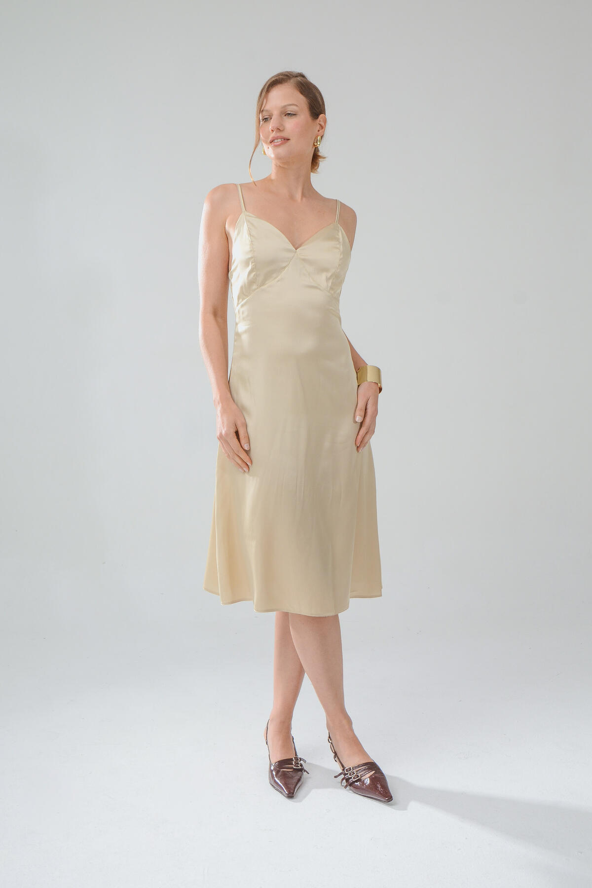 Vestido de satén con escote en "V" breteles regulables y espalda