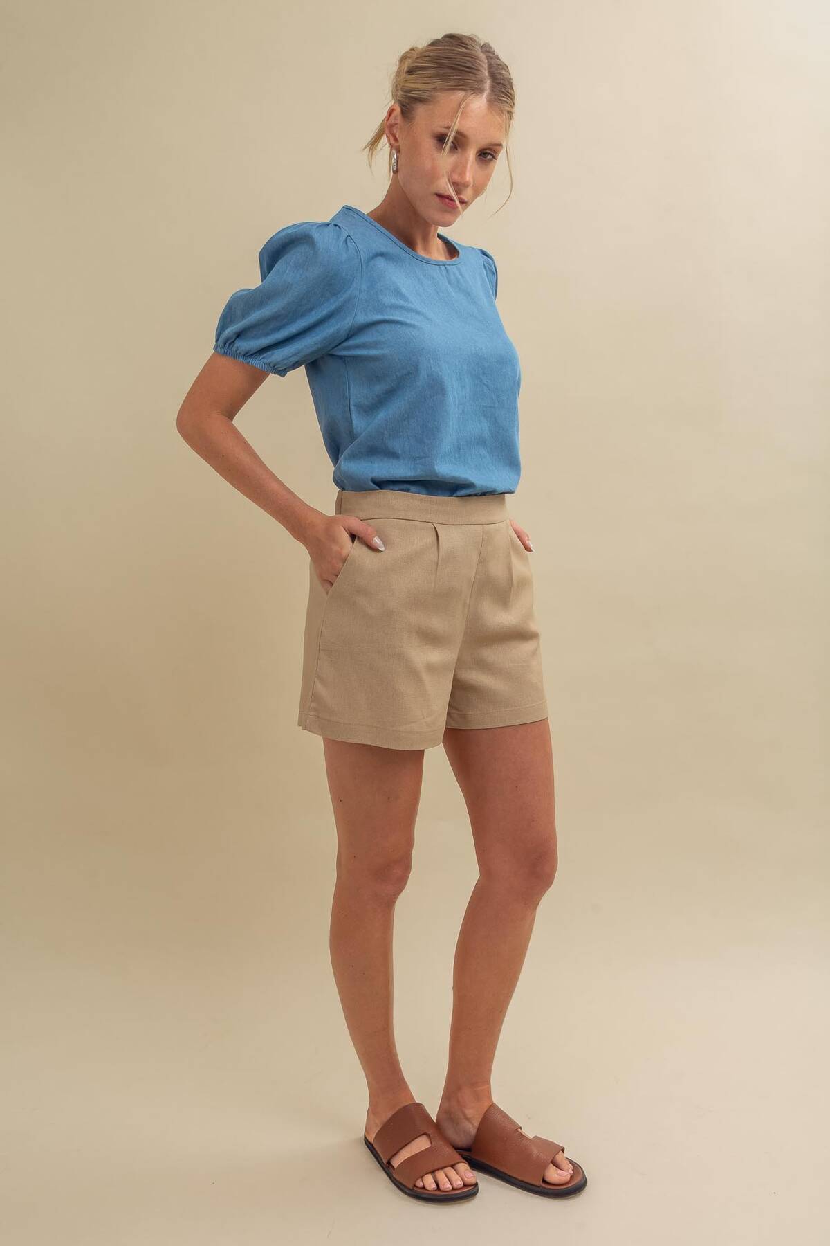 Short de lino rígido con elástico pinzas y bolsillos