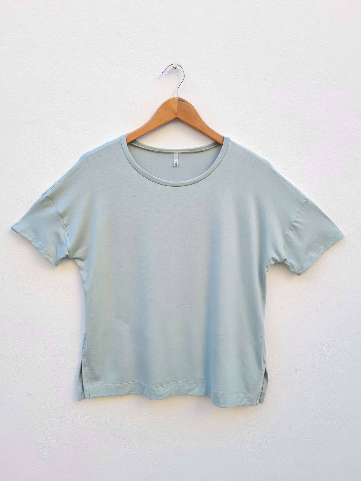 Remera de modal viscosa oversize con mangas caídas y tajos