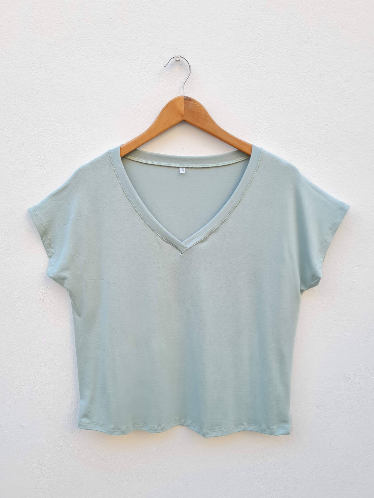 Remera de modal viscosa oversize escote V y manga dolmanRemera de