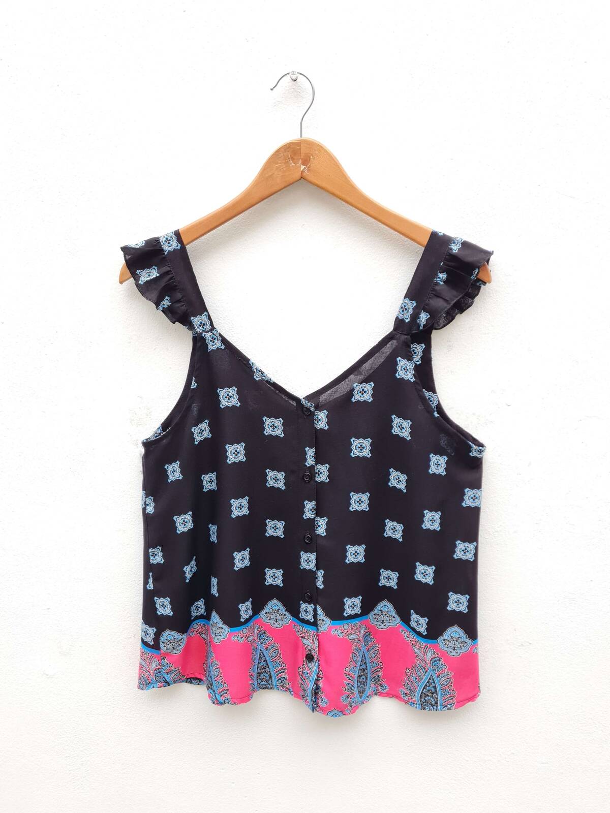 Blusa de fibrana estampada guarda pluma con volados en bretel