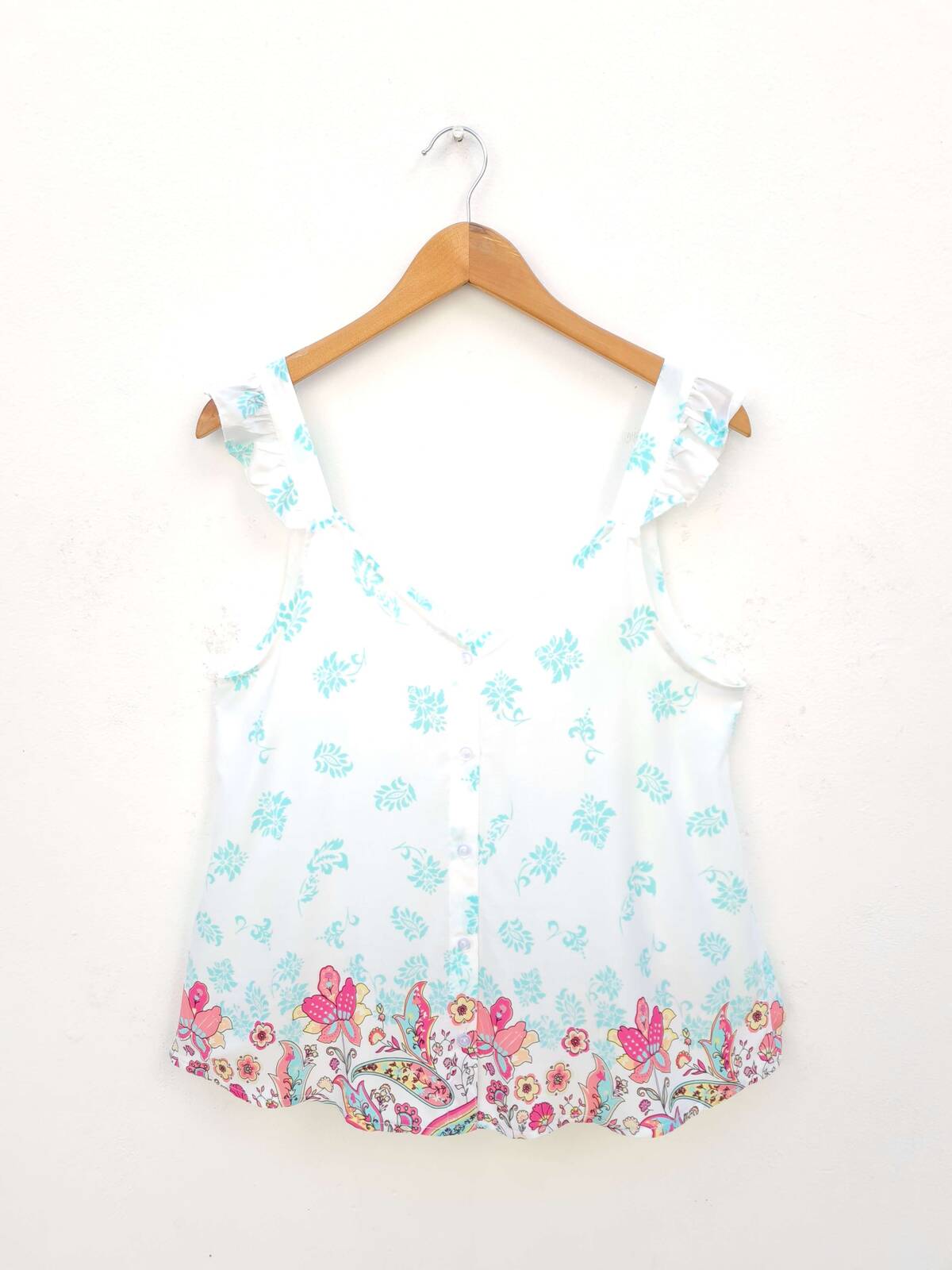 Blusa de fibrana estampada guarda floral con volados en bretel