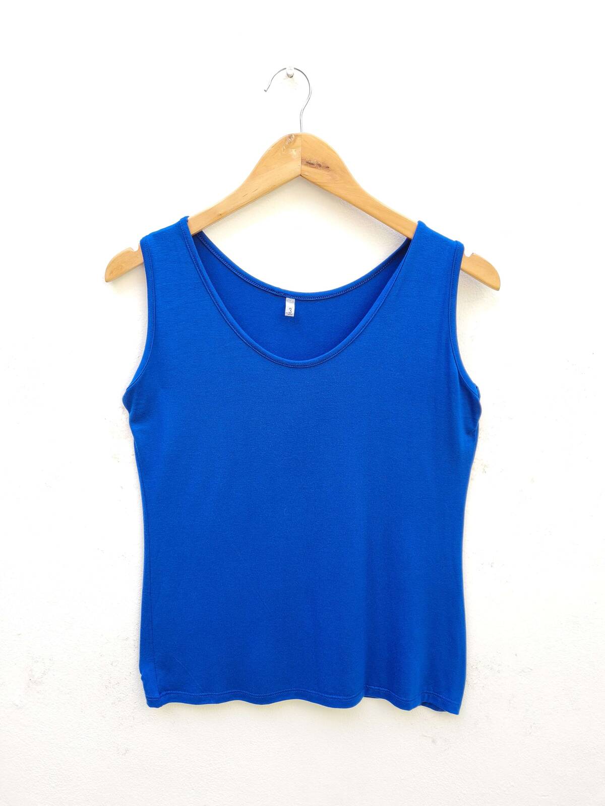 Musculosa de modal viscosa con breteles anchos