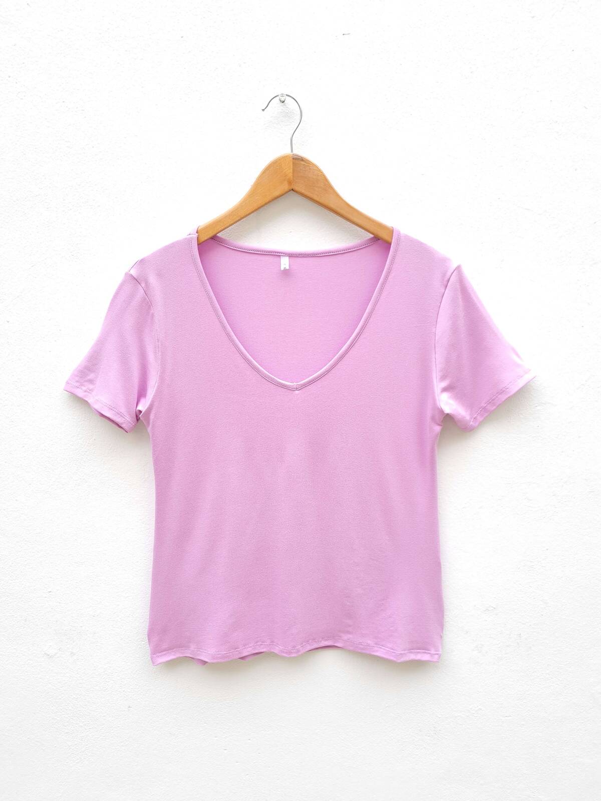 Remera de modal viscosa básica entallada cuello "V" SS24