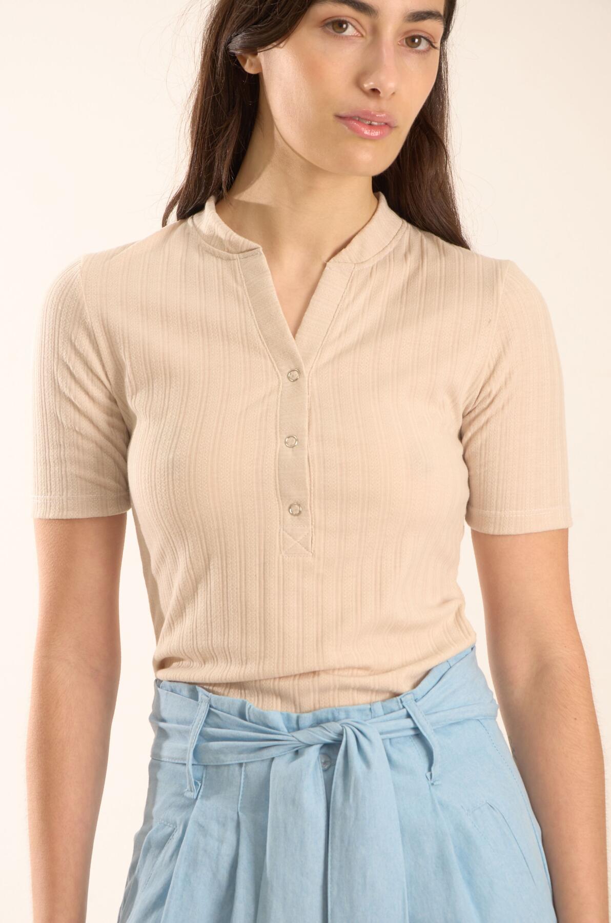 Remera de tejido de punto desagujado cuello mao y cartera con 3