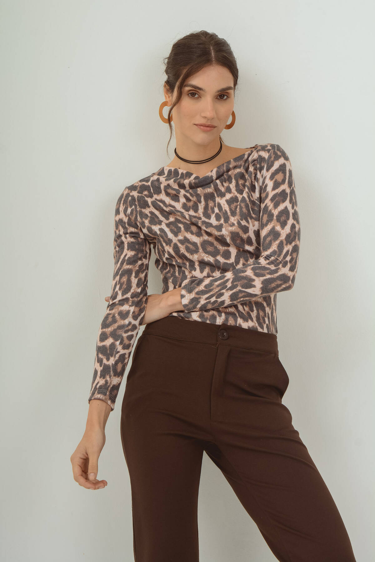 Remera de lanilla sublimada animal print cuello irregular