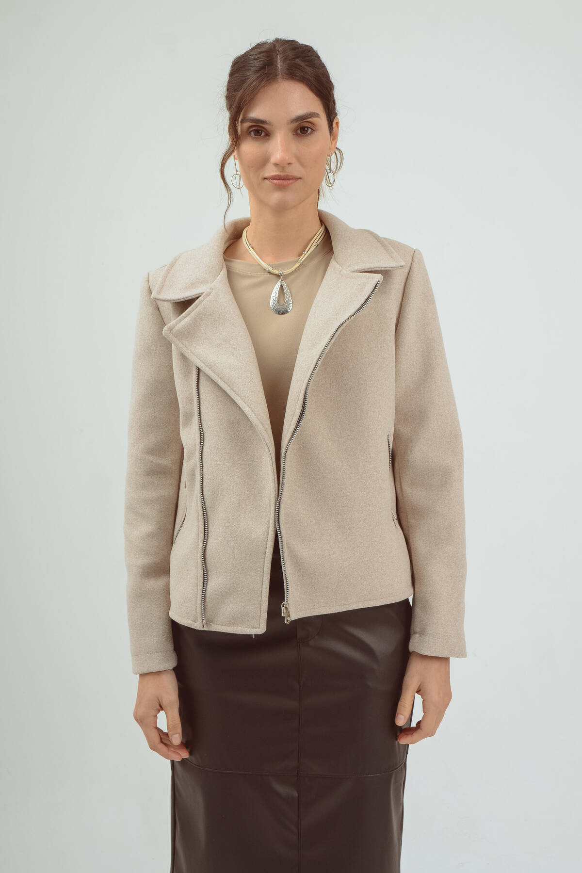 Campera biker de paño forrado con cierres metálicos y bolsillos
