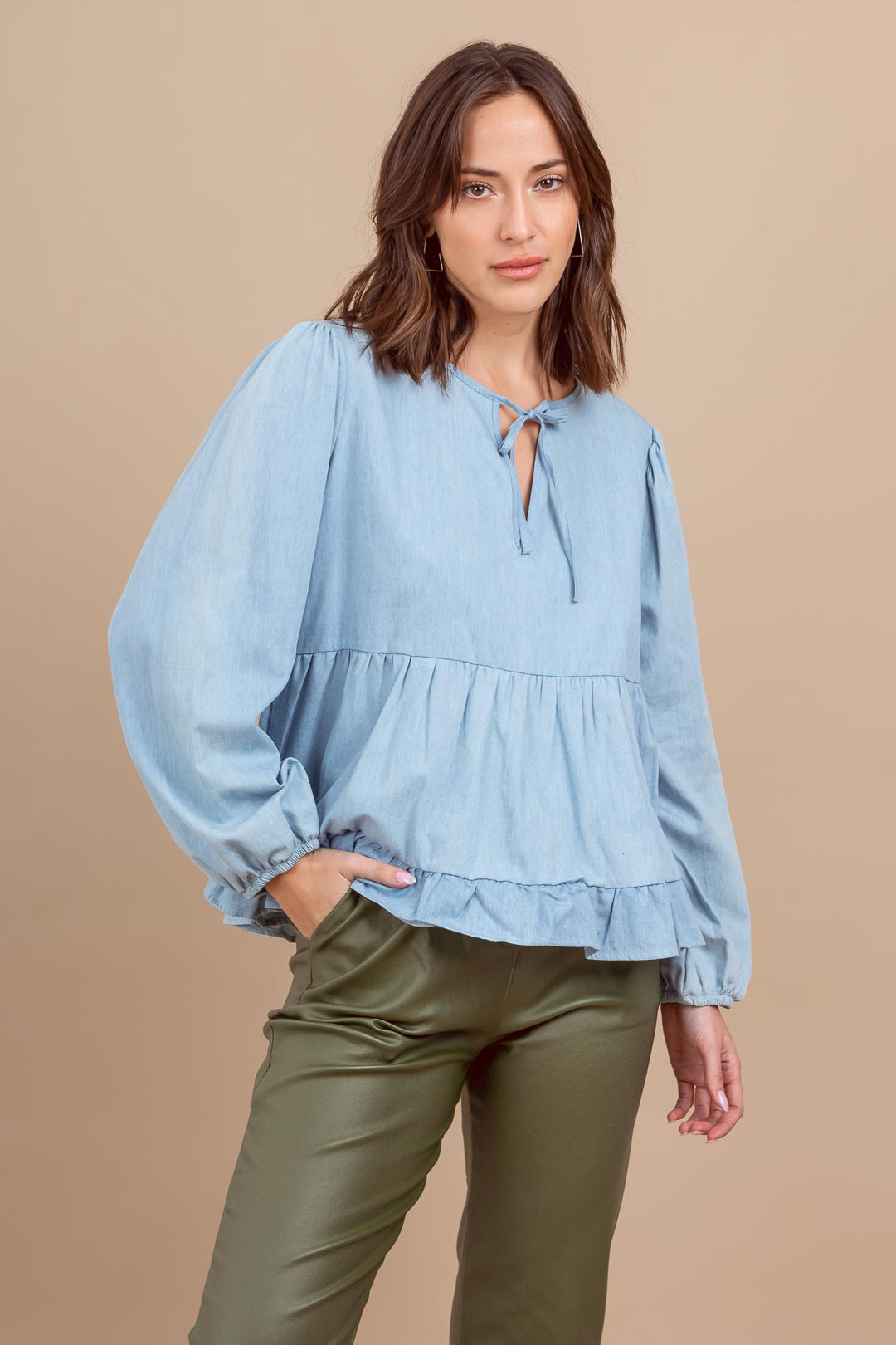 Blusa de denim amplia con manga globo tiras frunces y elástico