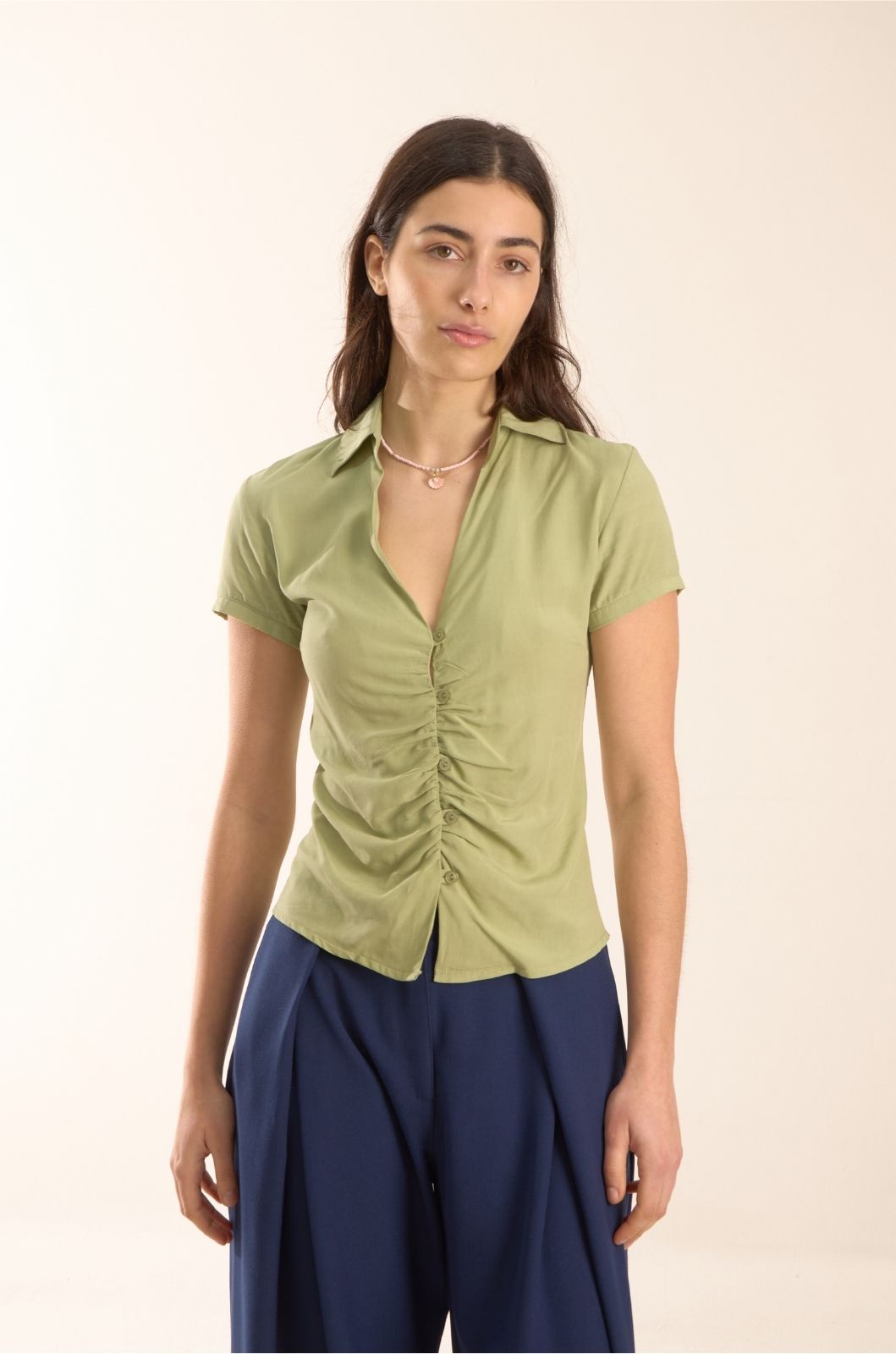 Camisa de poplin manga japonesa escote en "V" pinzas y frunces
