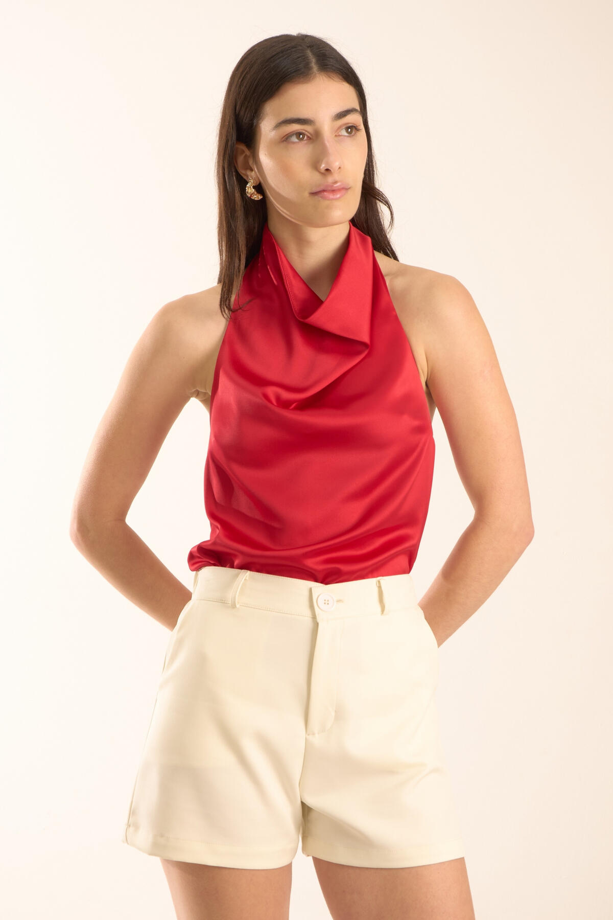 Top de satén escote halter con botones y cuello buche
