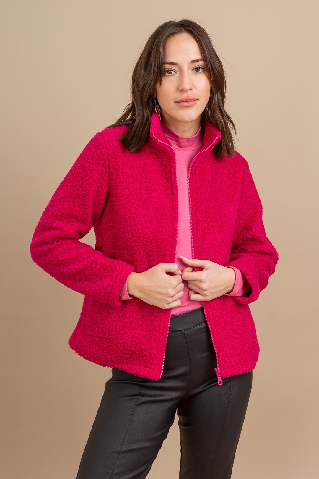 Campera de corderito con cierre y bolsillos laterales