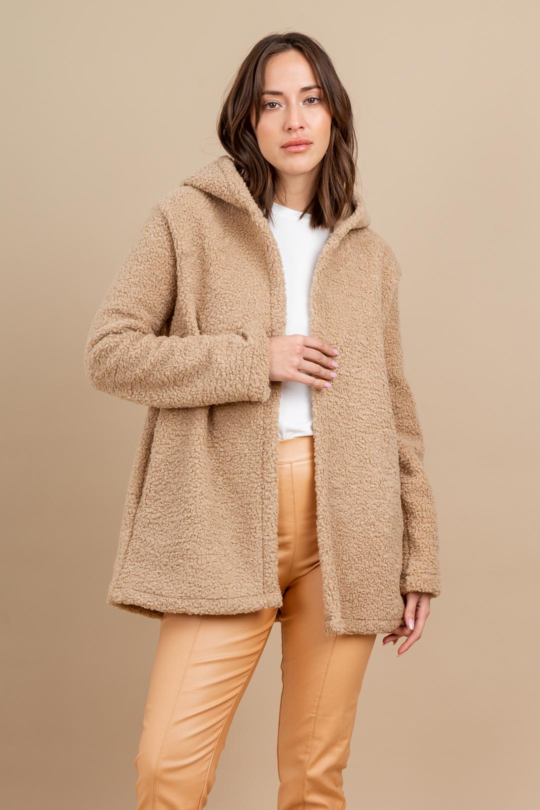 Campera de corderito con capucha y bolsillos