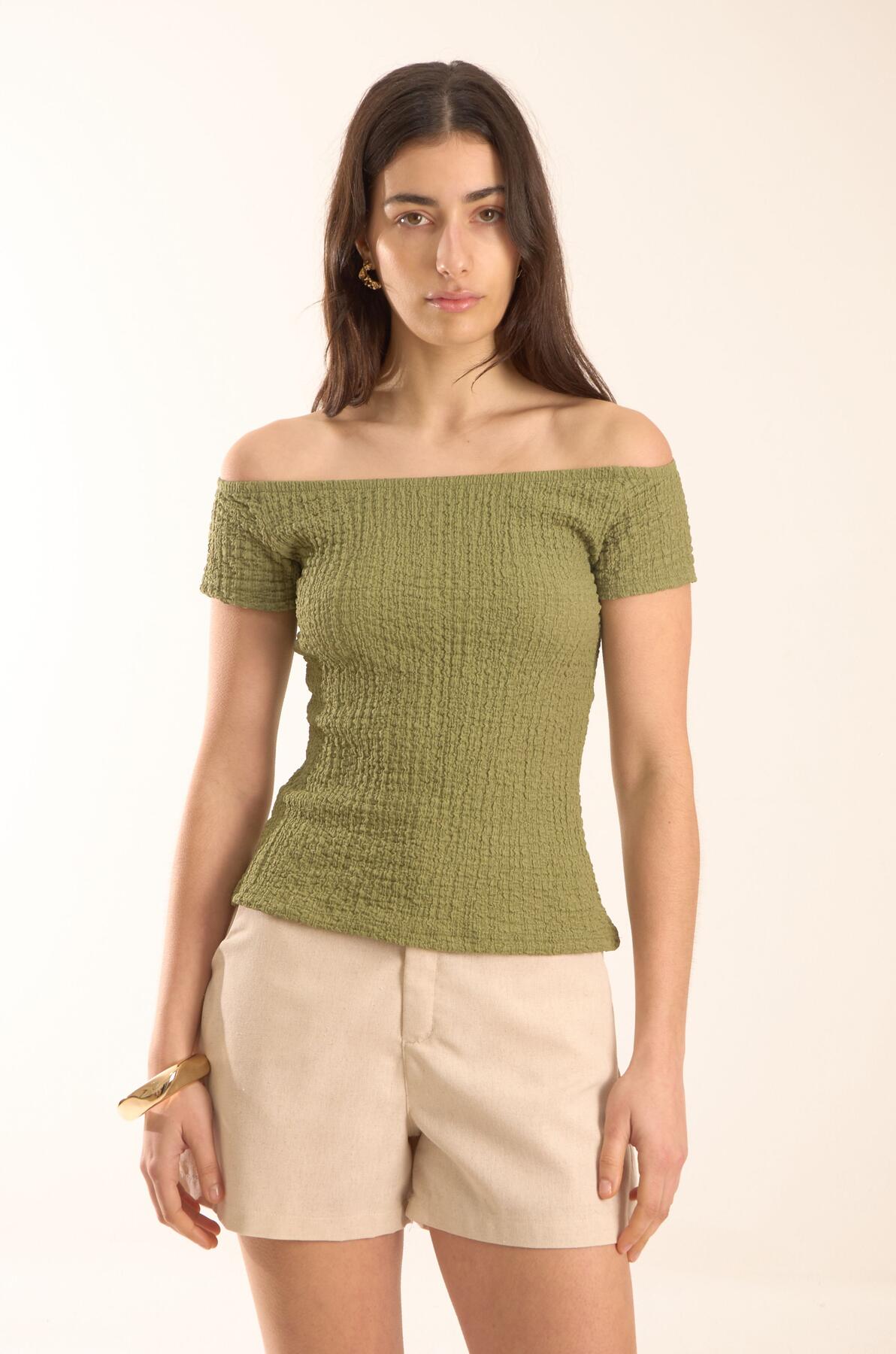 Remera de hawaii off shoulder mangas ranglan con elástico