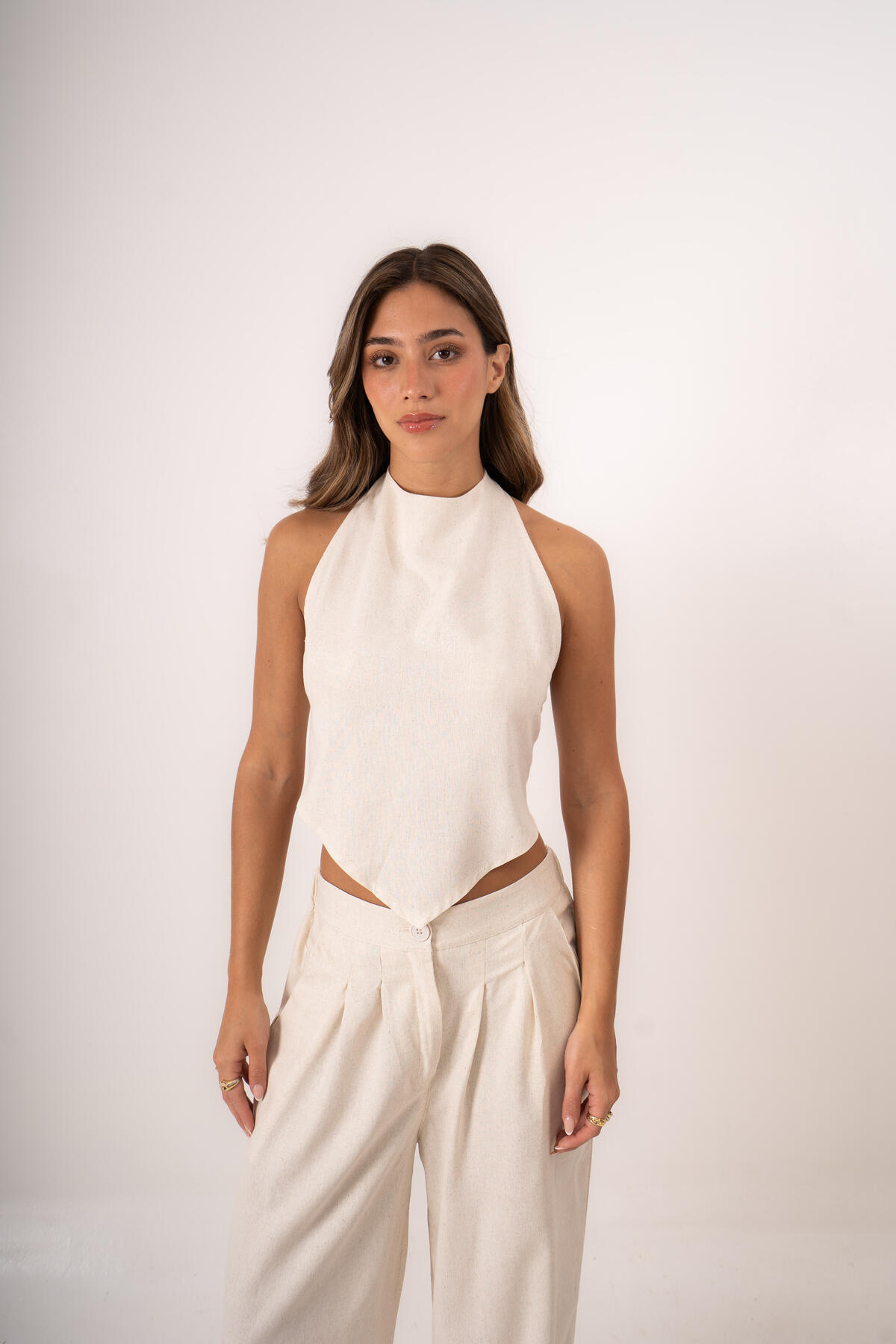 Top de lino sastrero con escote halter y espalda descubierta