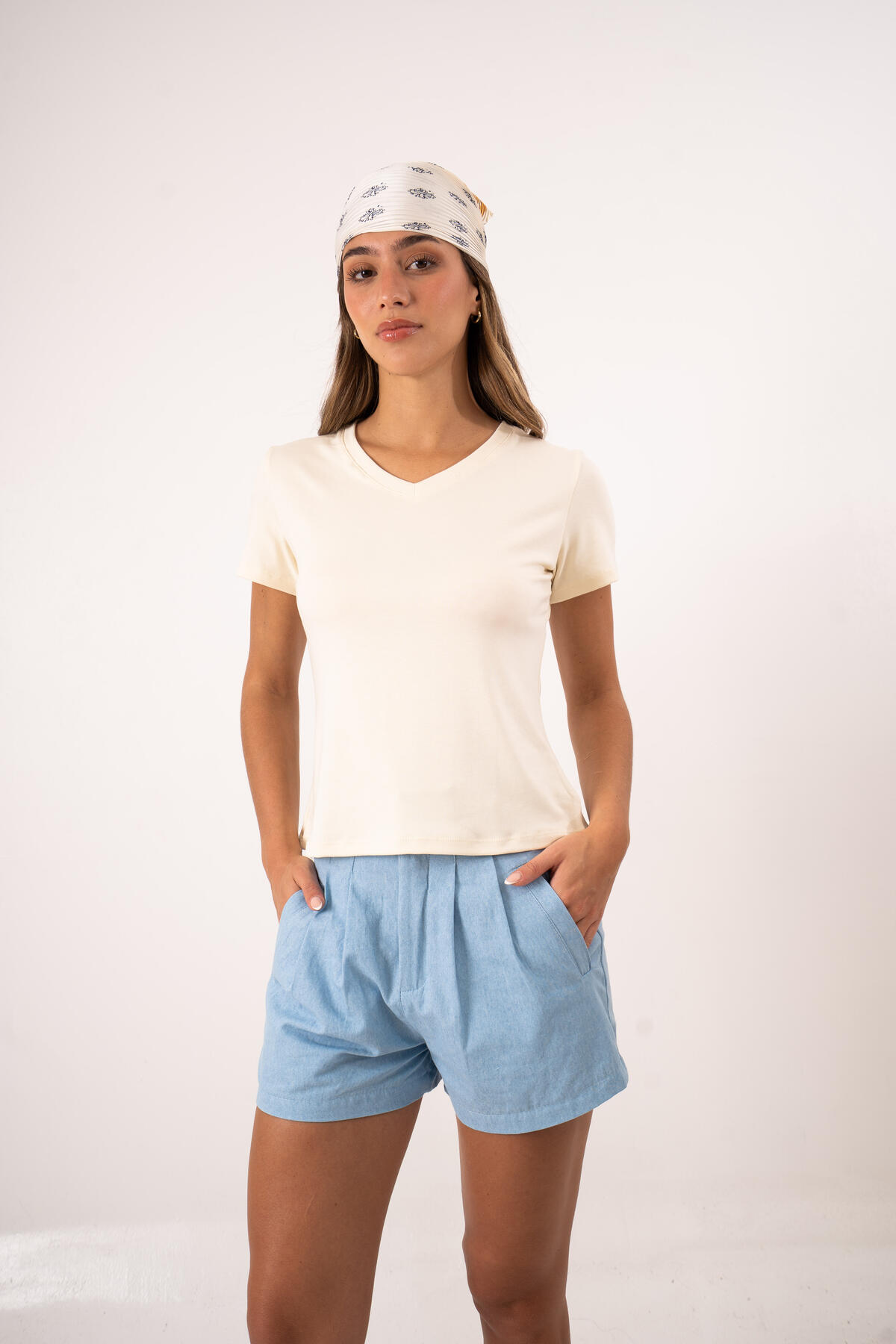 Remera de tejido de punto liso básica con escote en "V"