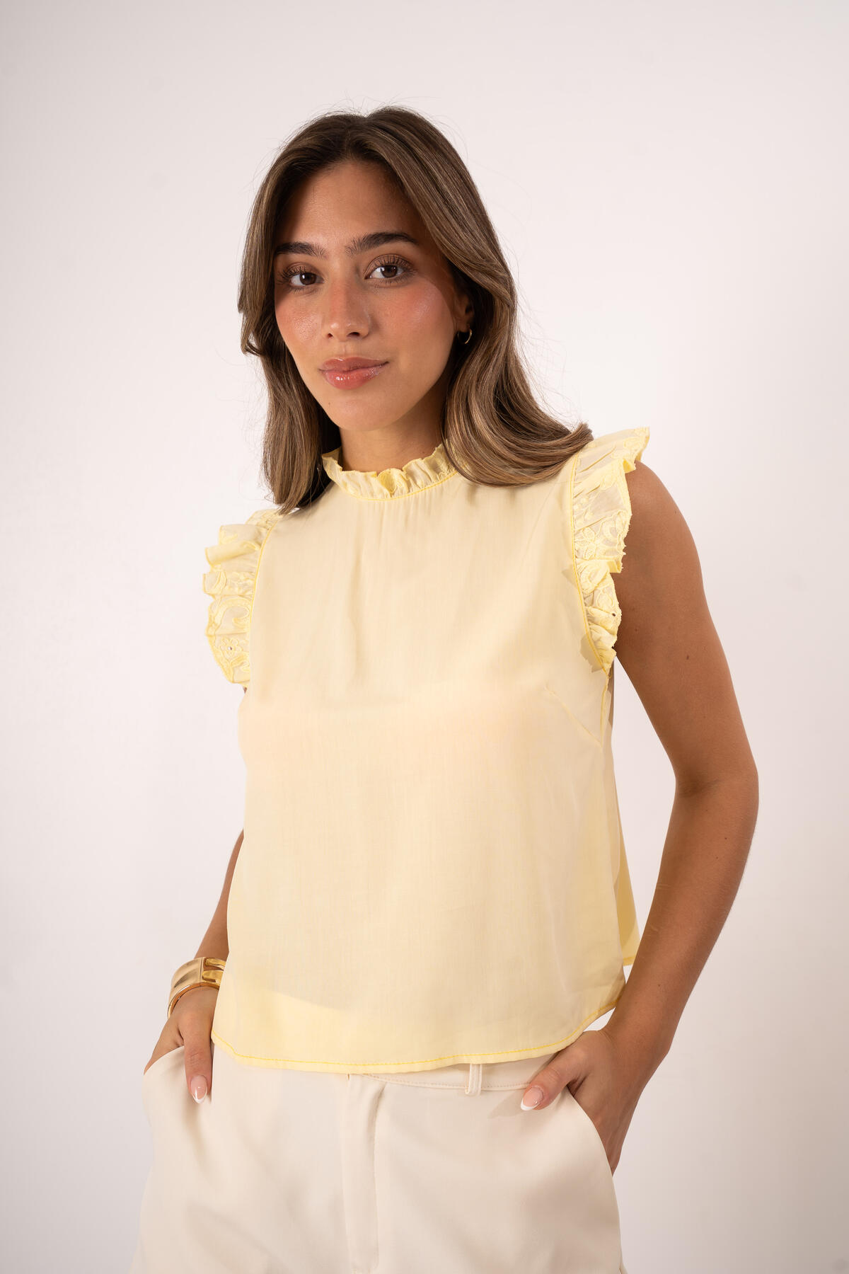 Blusa de poplin con volados en cuello y mangas en broderie pinza