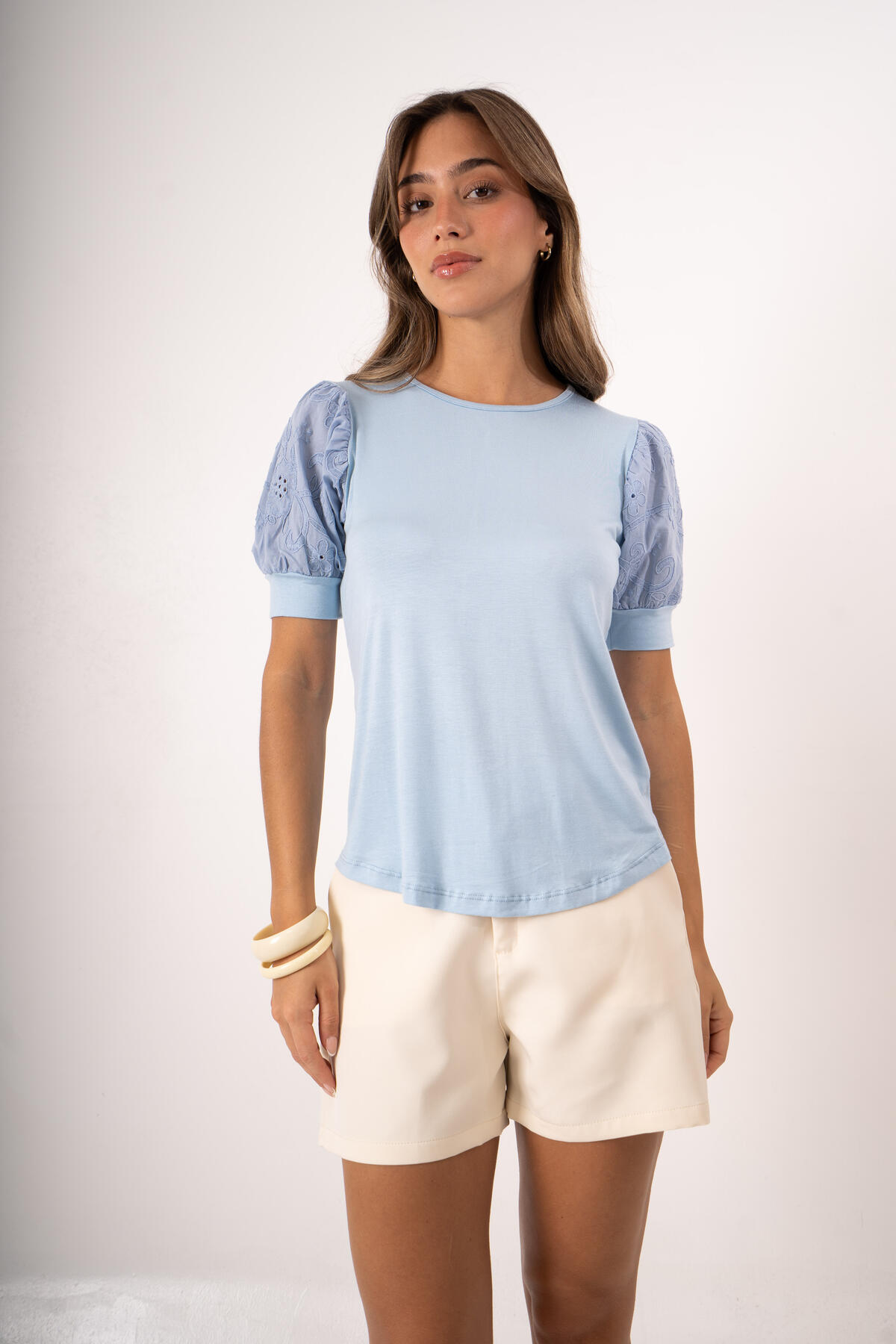 Remera de modal viscosa con mangas en broderie puños y lágrima