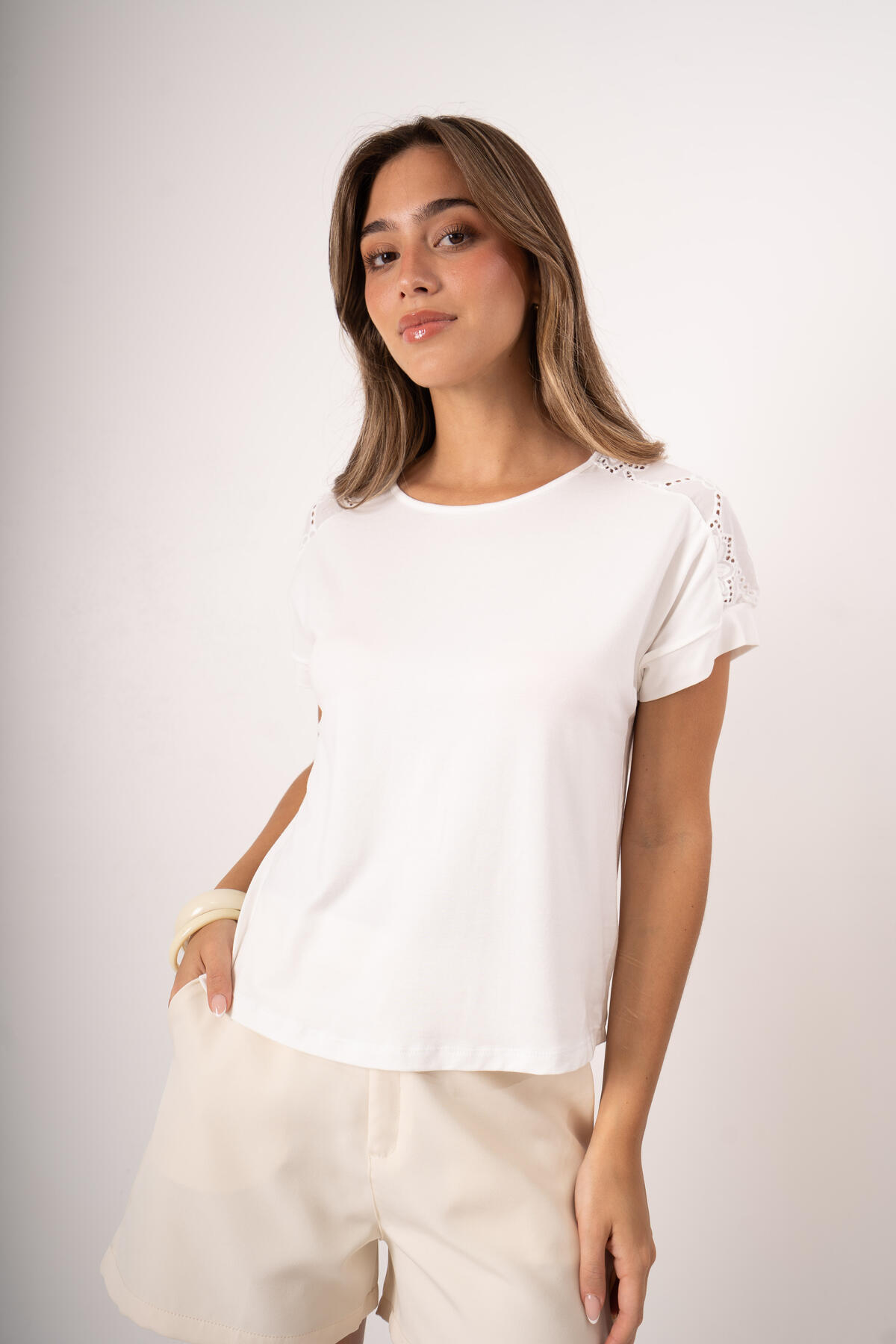 Remera de modal viscosa manga dolman con broderie en hombros