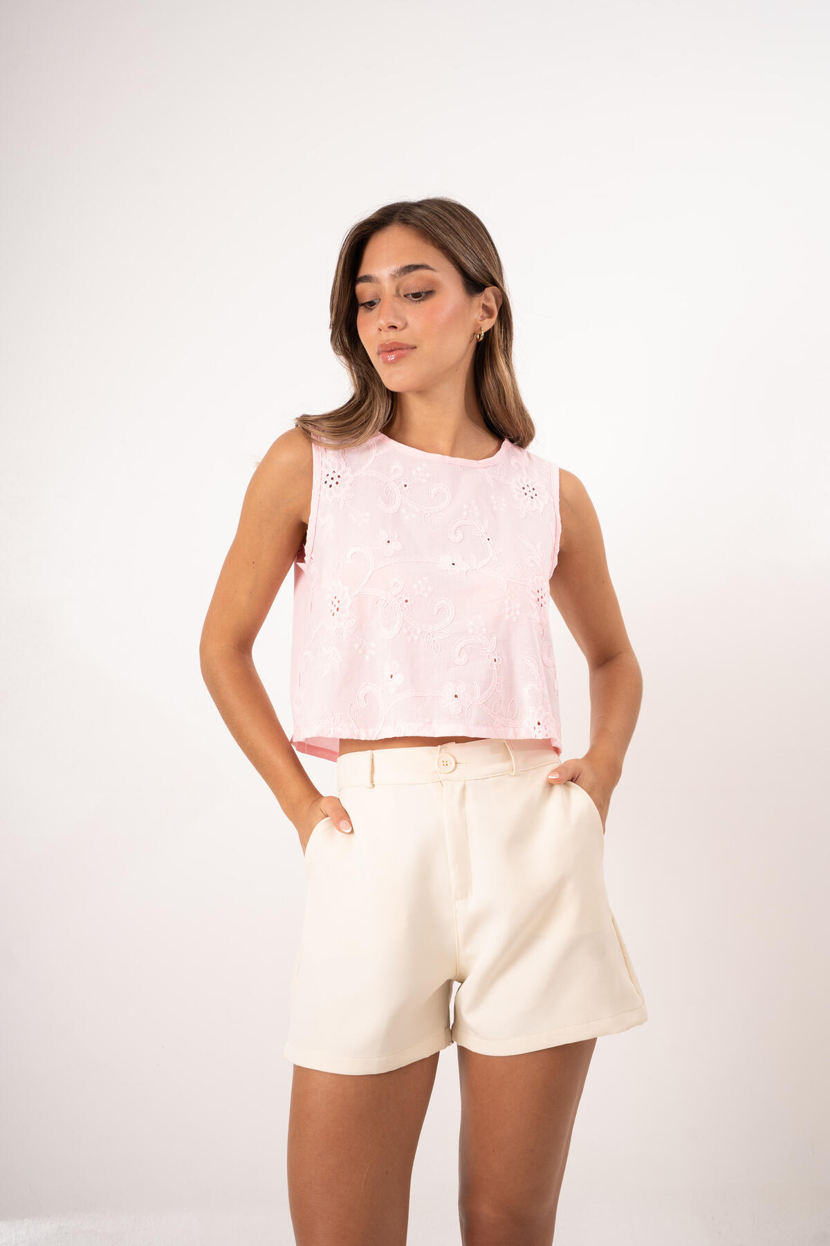 Musculosa de broderie con tiras para atar en espalda abierta