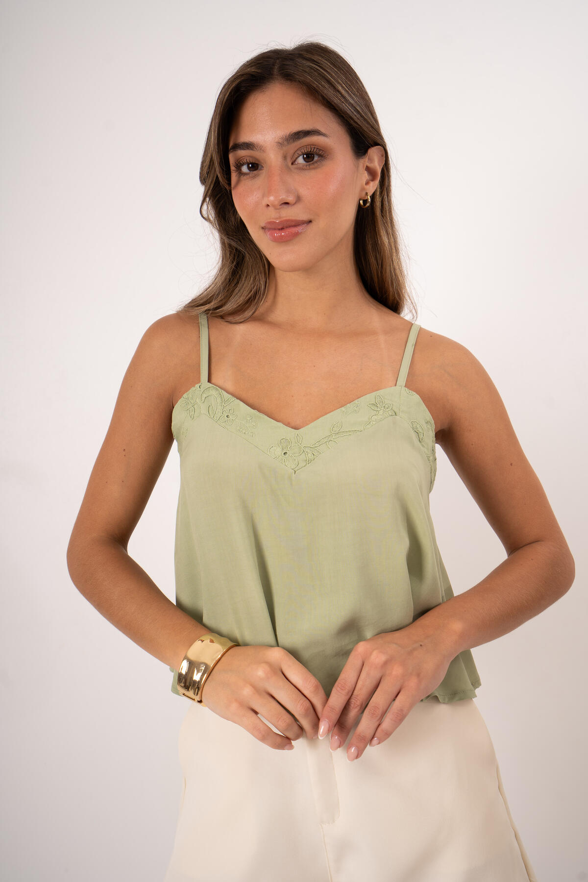 Musculosa de poplin con cuello en "V" y vistas en broderie