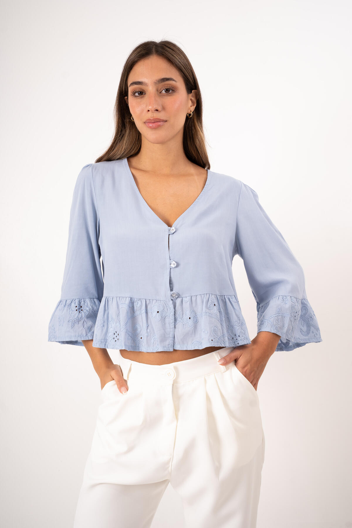 Camisa de poplin manga princesa cuello V con broderie