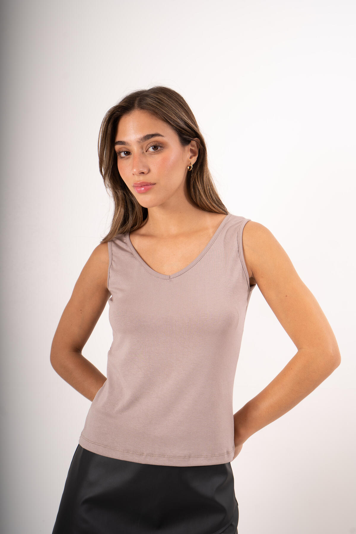 Musculosa de tejido de punto liso básica con escote en "V"