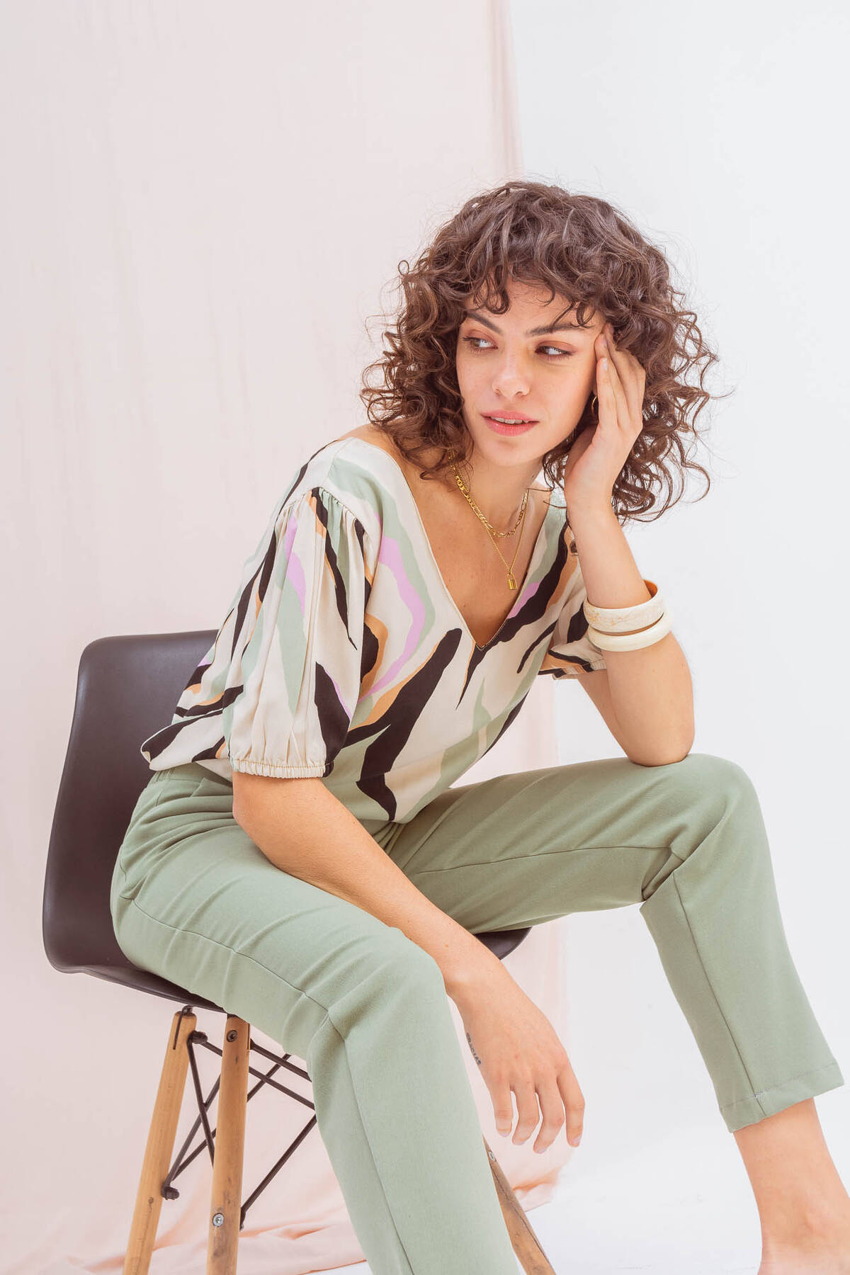 Blusa de fibrana estampada abierta en "V"