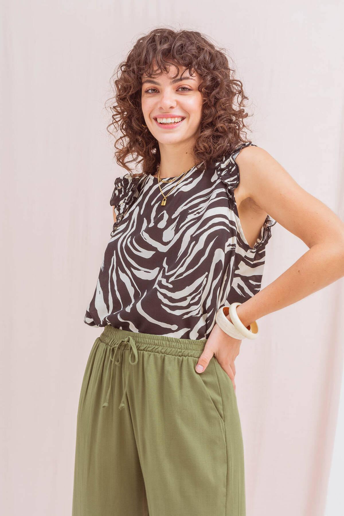 Blusa de fibrana estampada con doble volados lágrima y botón