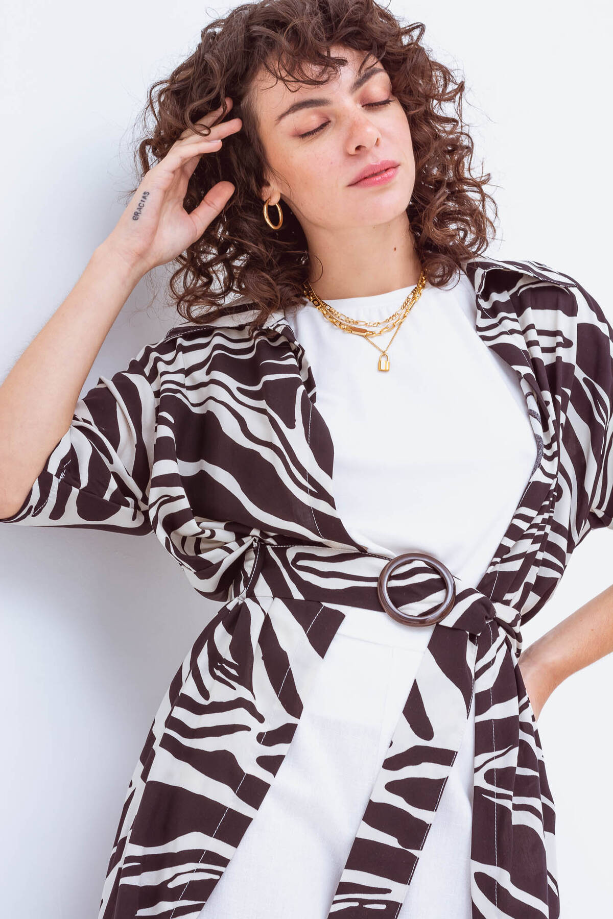 Vestido camisola de voile estampado con lazo y hebilla