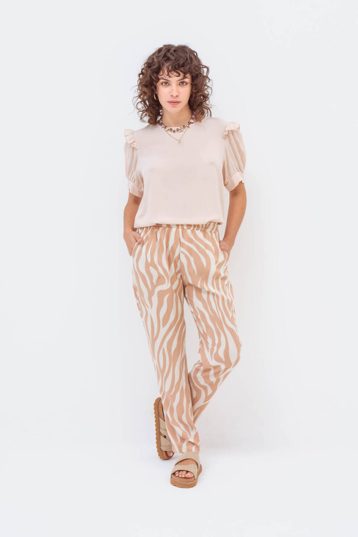 Pantalón de fibrana estampada cebra con elástico bragueta