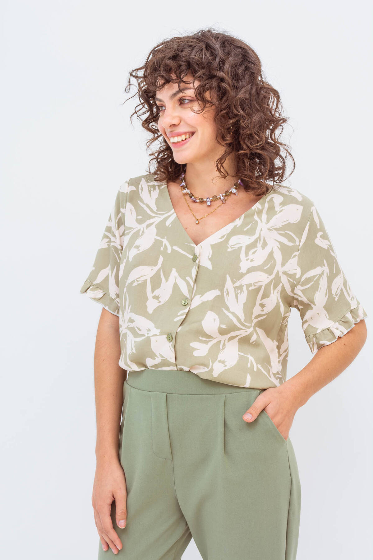 Camisa de fibrana estampada con volados en mangas