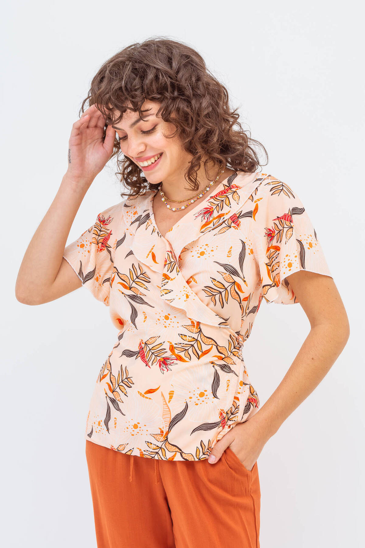 Blusa de fibrana estampada flor cruzada con volados y tiras