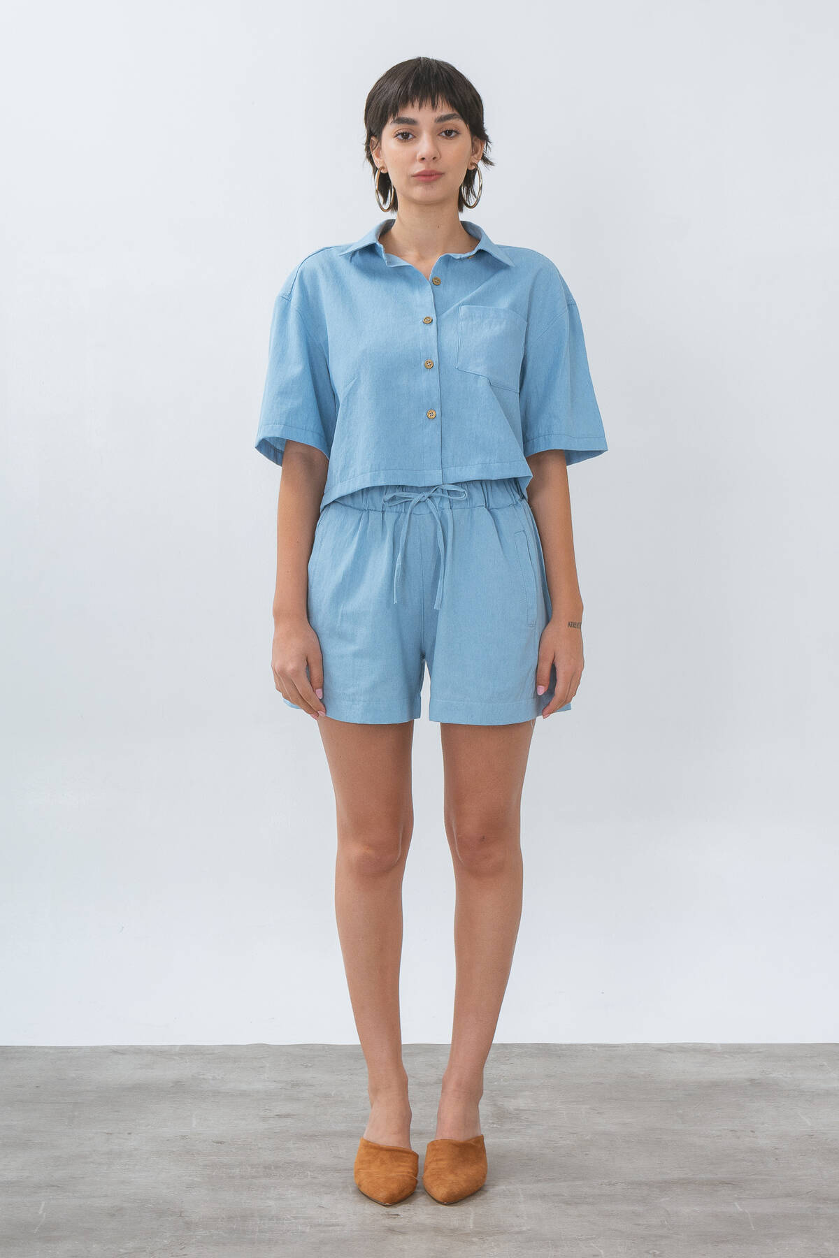 Short de denim con elástico tiras y bolsillos de ojal vertical
