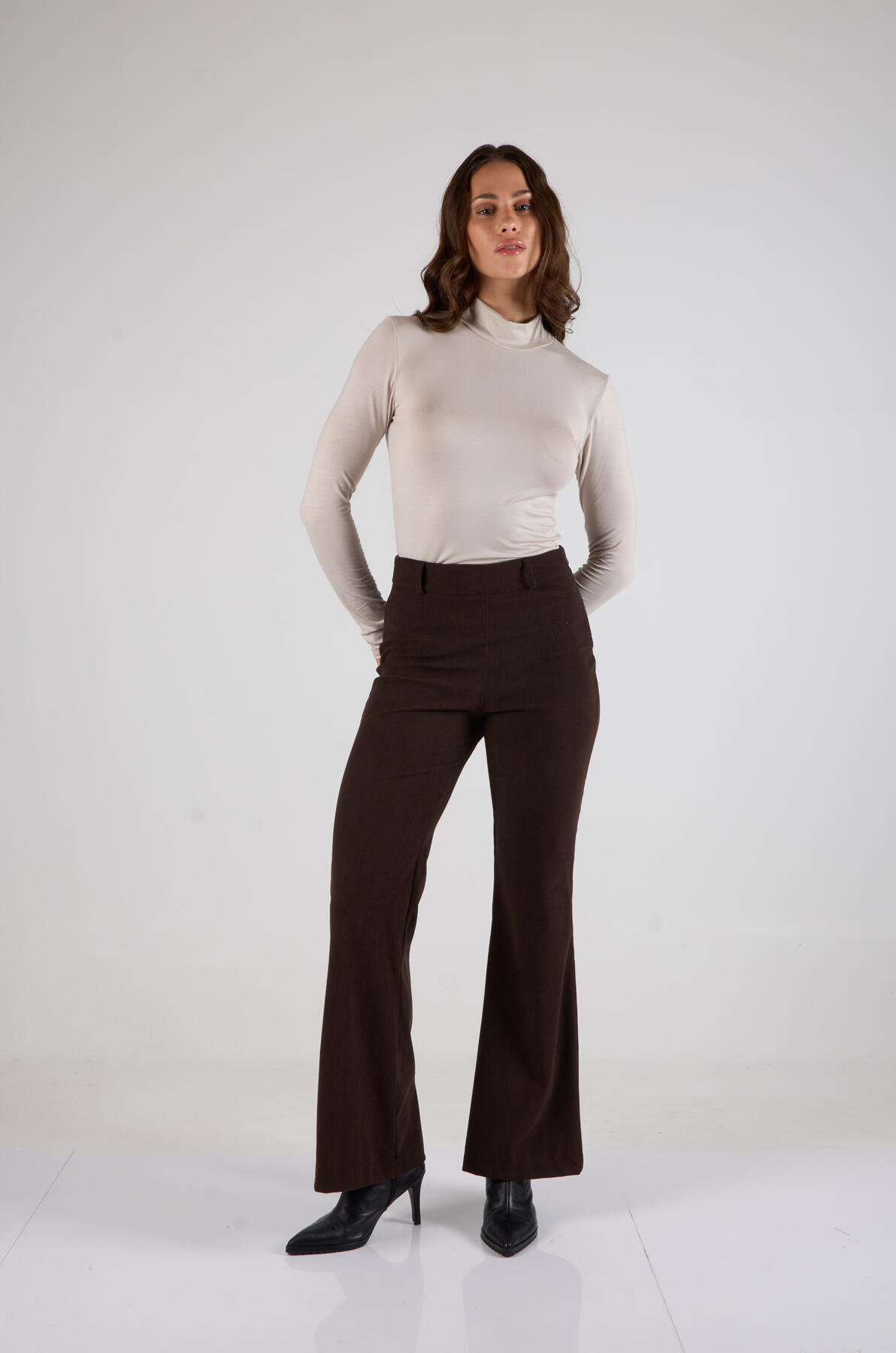 Pantalón de corderoy acampanado con pasacintos pinzas y cierre l