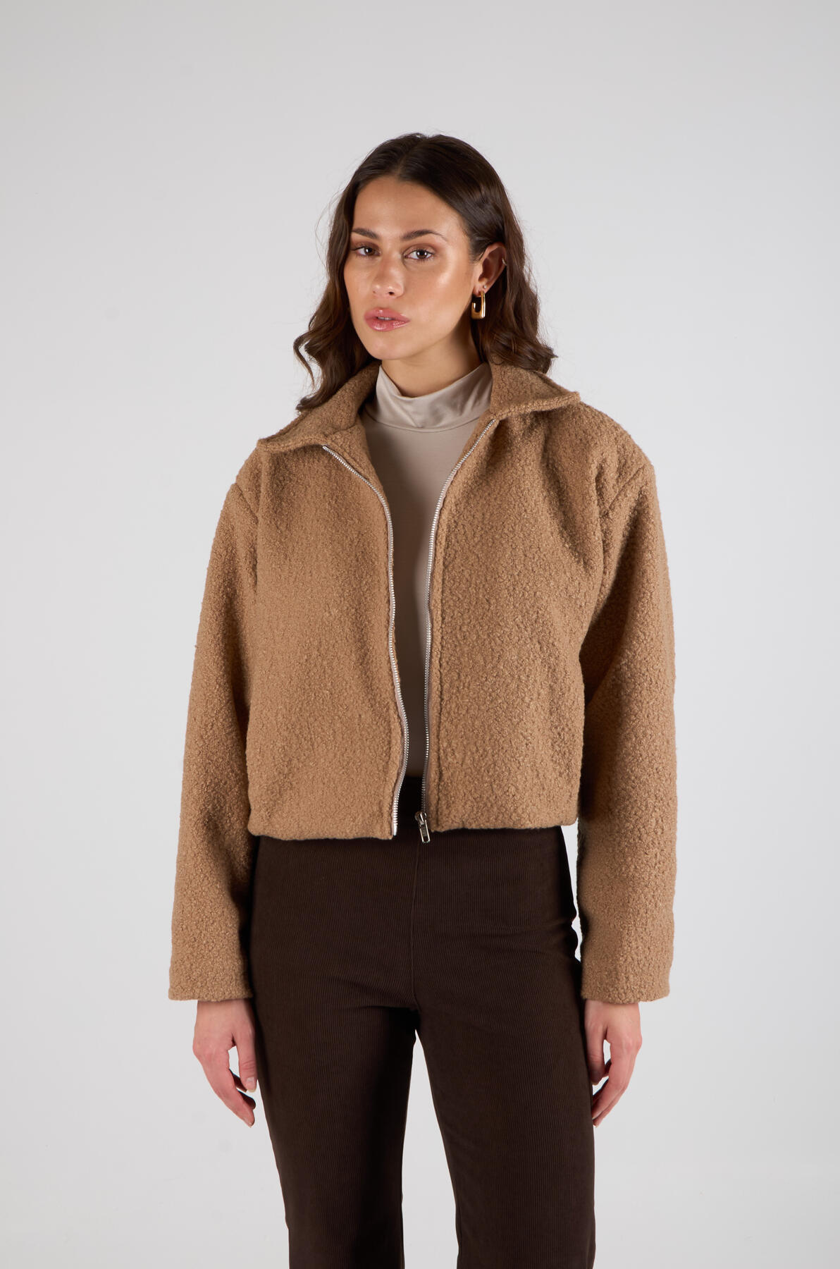 Campera de paño bouclé crop oversize forrado con cierre metálico