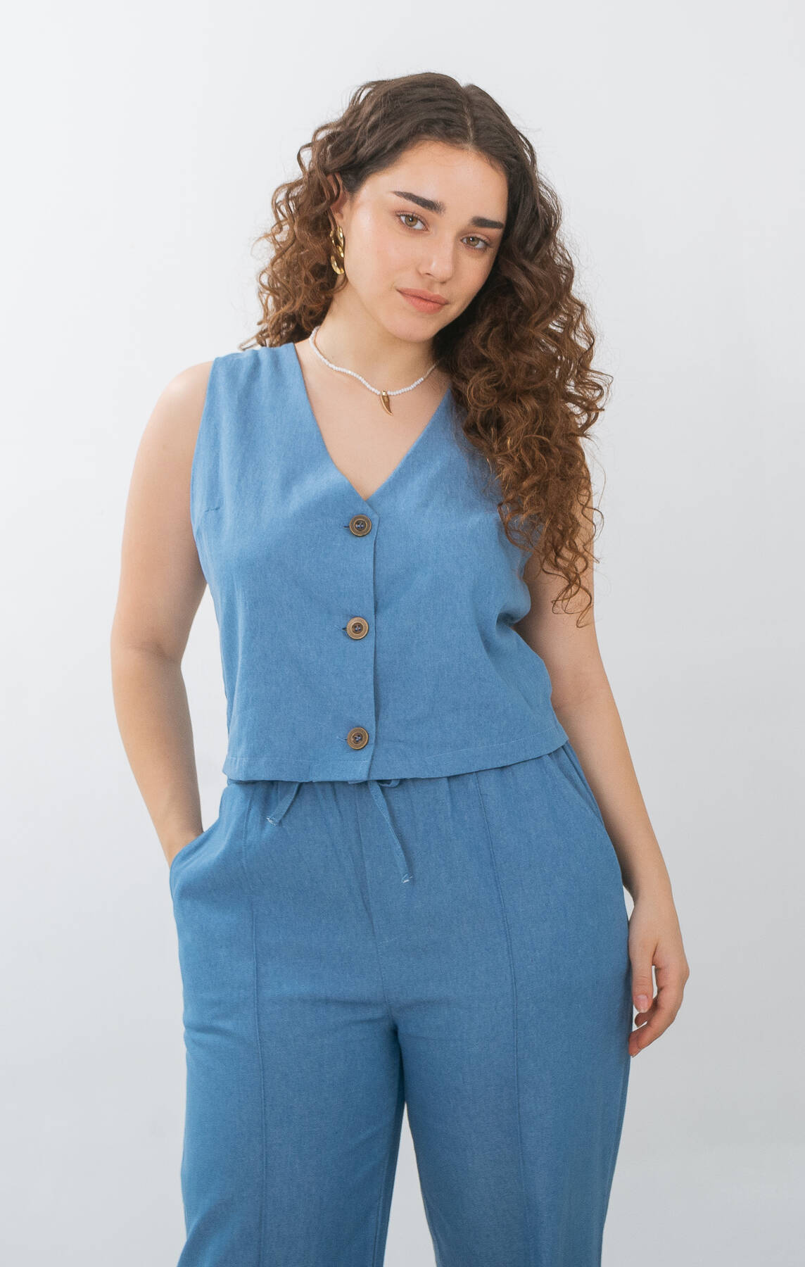 Chaleco de denim con botones simil metálico