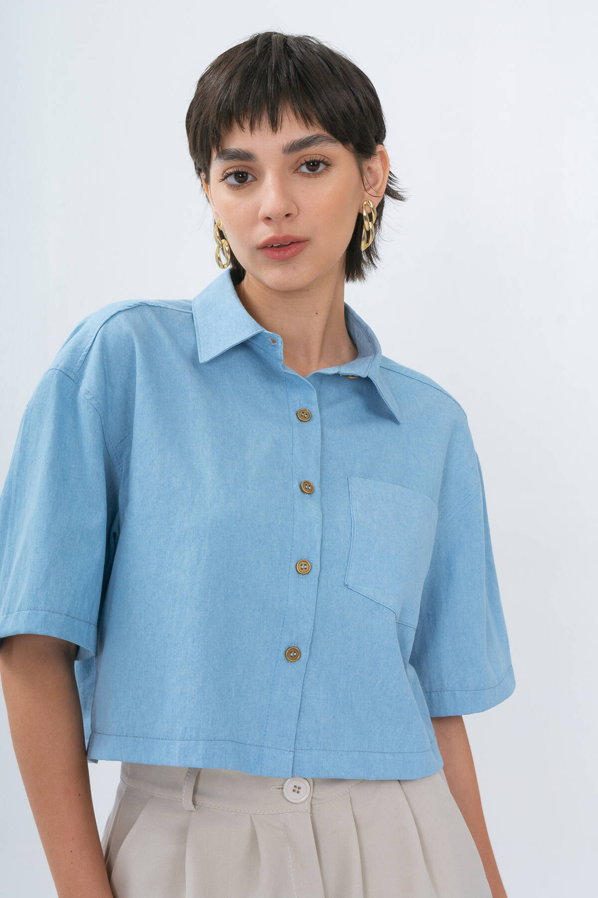 Camisa de denim oversize con hombros caídos bolsillo y canesú