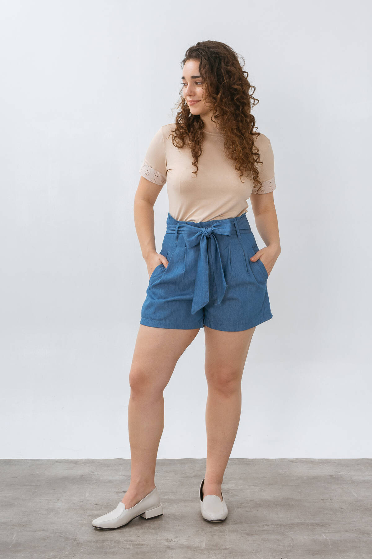 Short de denim con lazo doble botón y bolsillos de ojal vertical