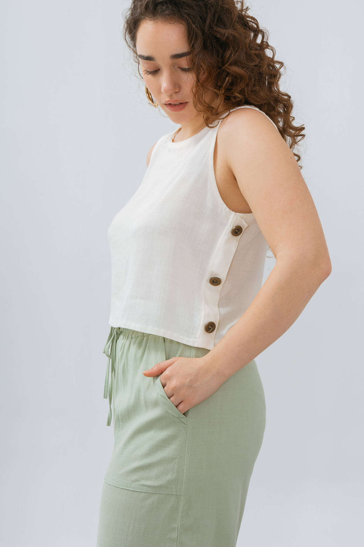 Musculosa de lino con cartera falsa y botones simil metálico