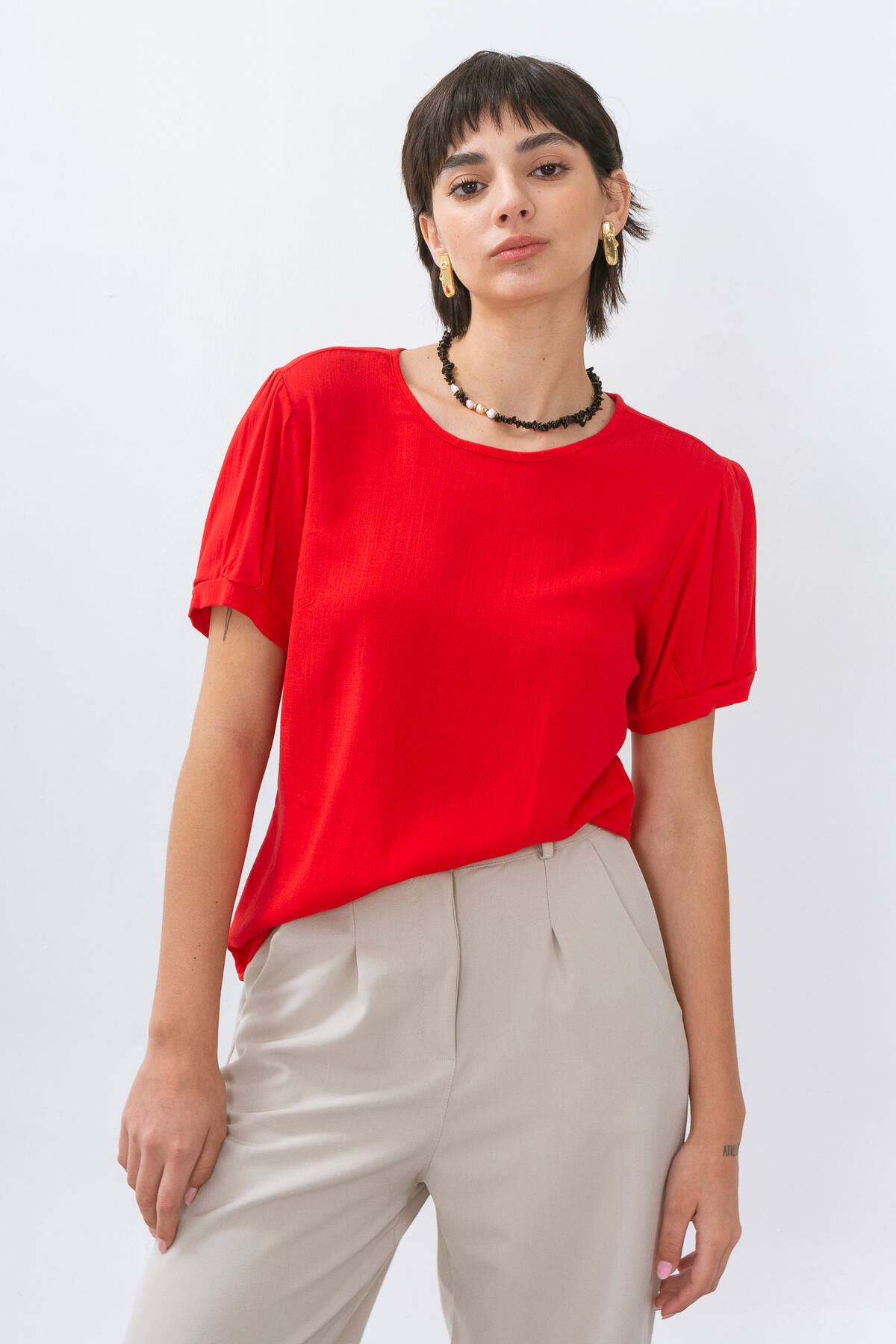 Blusa de lino manga princesa con puños lágrima y botón
