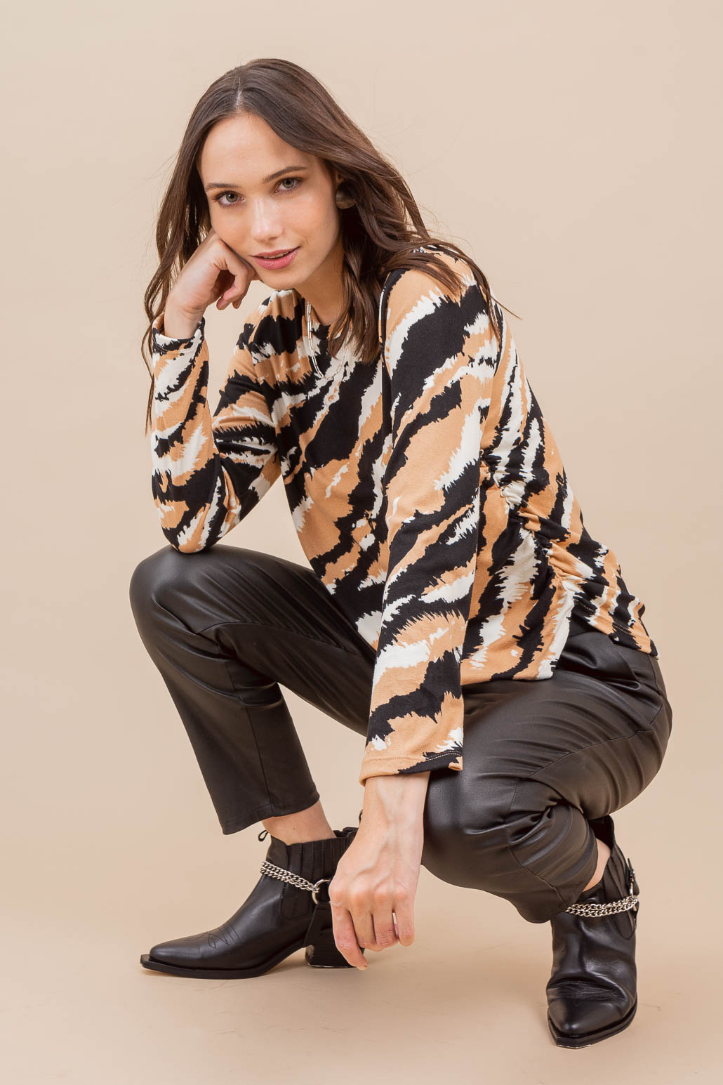 Sweater de lanilla estampada animal print con elástico en lateral