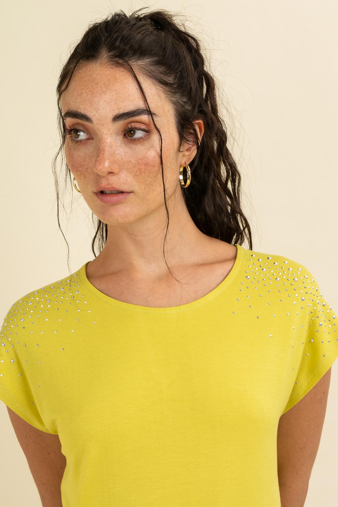 Remera de modal viscosa manga dolman con abertura y hot fix