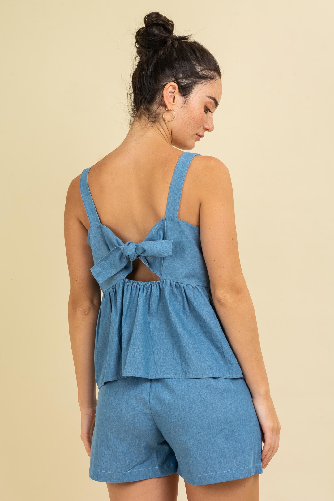 Blusa de denim con breteles finos elástico y tiras espalda