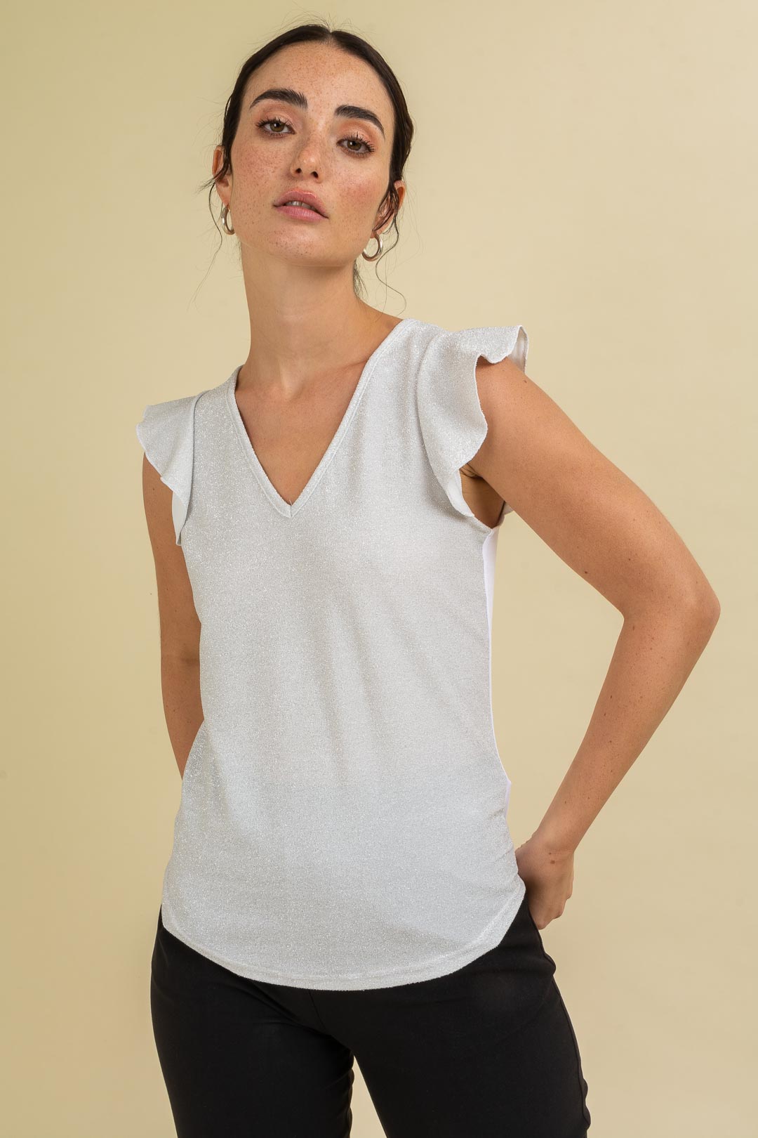 Blusa de lurex con cuello en "V" y volados en mangas