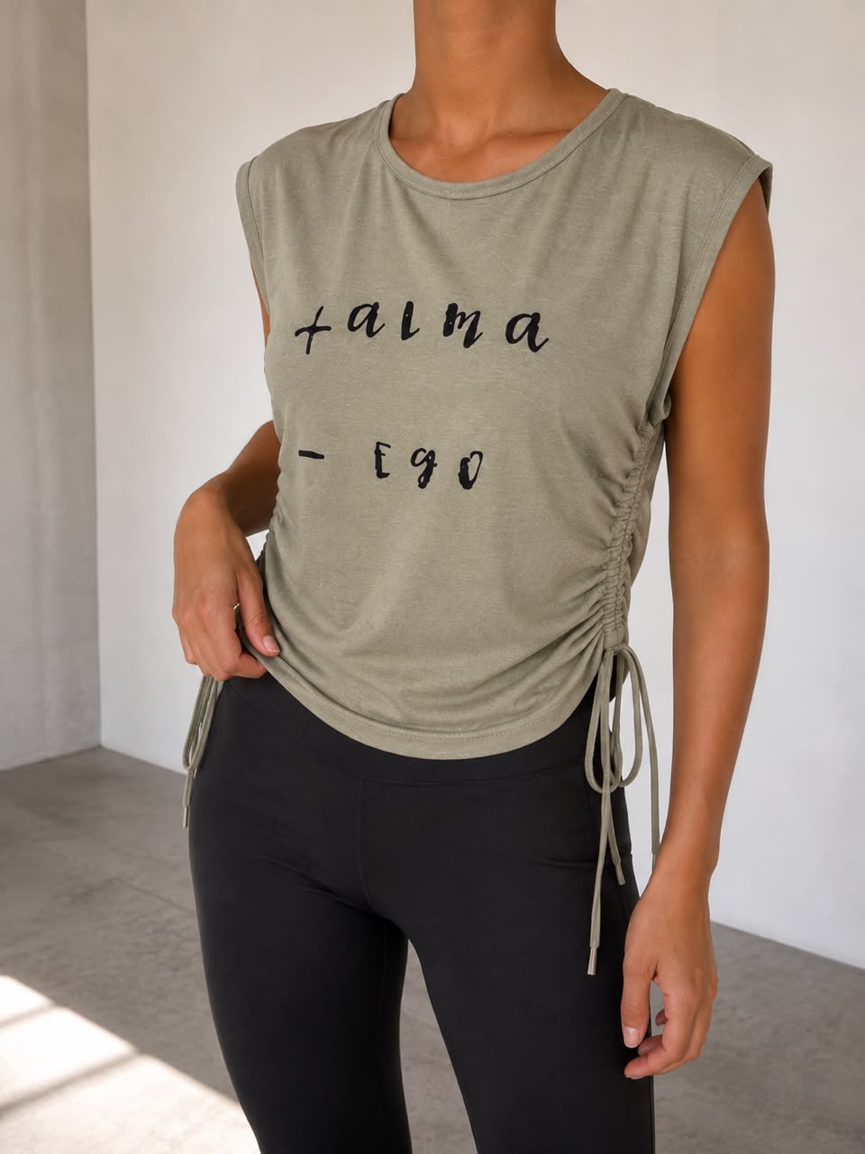 REMERA CON FRUNCE Y ESTAMPA