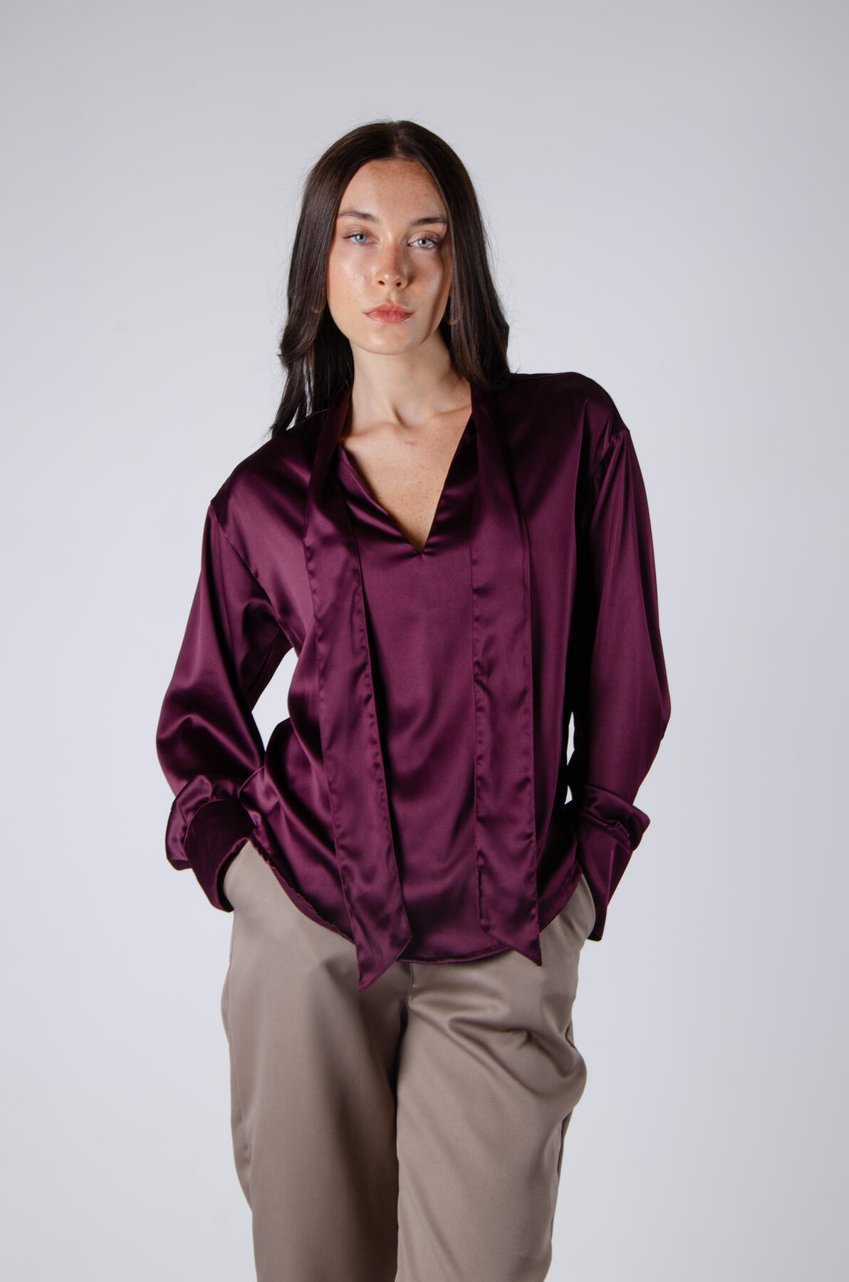 Blusa de satén escote en "V" con lazo hombros caídos y mangas ab