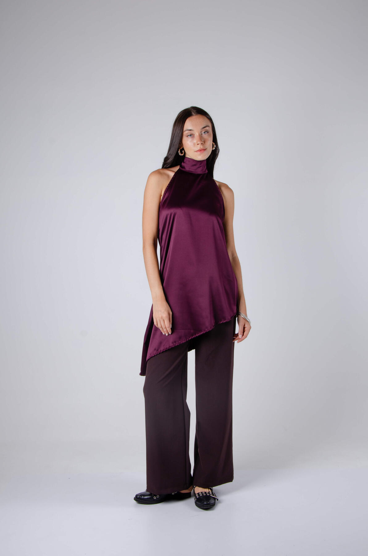 Blusa de satén evasé escote halter con lazo espalda baja